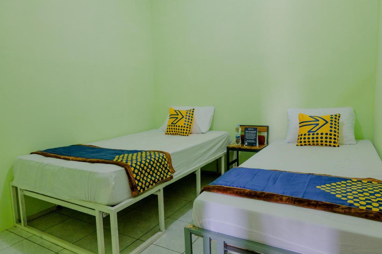 Spot On 2081 Sriwijaya Family Residence Lawang Kültér fotó